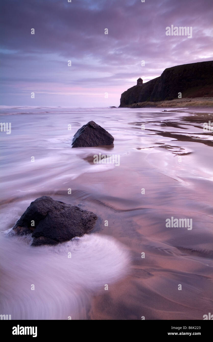 Landschaftsbild von Mussenden Temple und Benone Strand Strand im Morgengrauen County Londonderry-Nordirland Stockfoto