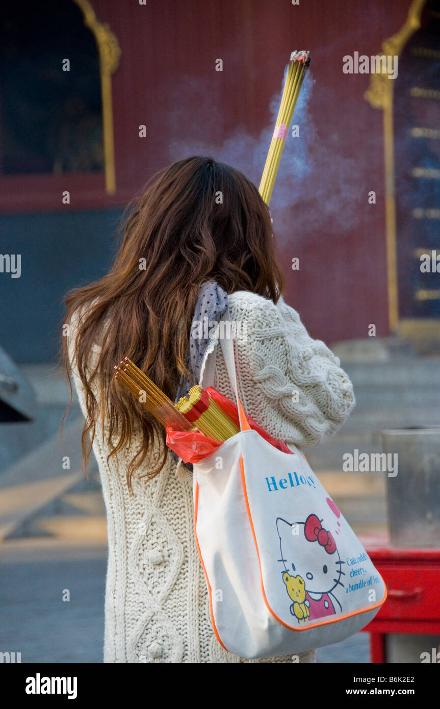 Frau an den Lama Tempel Peking beten Stockfoto