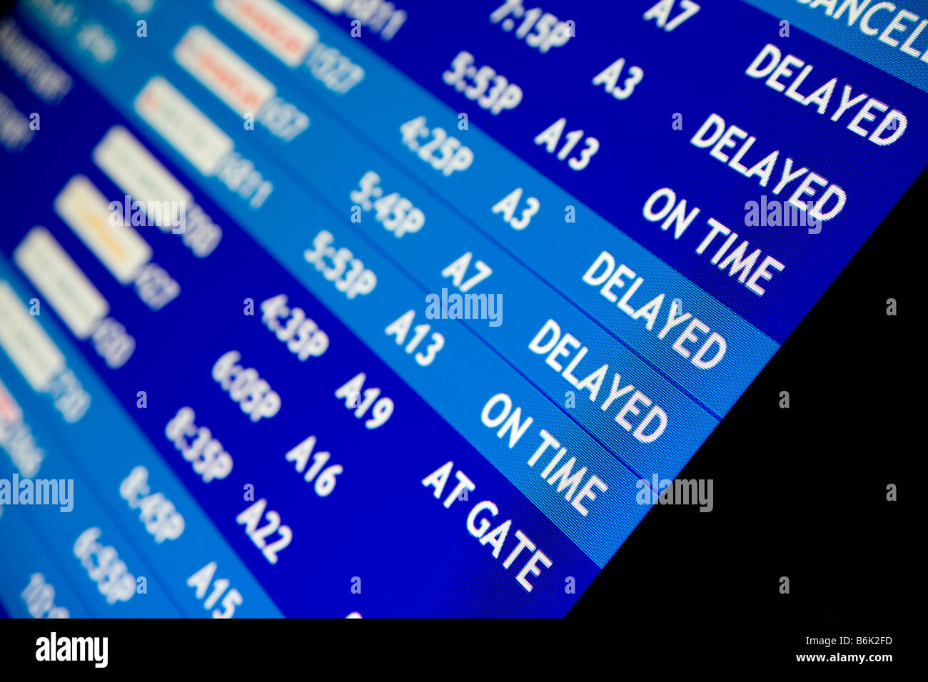 Airline Flug Zeitplan Board an einem Flughafen mit Verspätungen und Annullierungen Stockfoto