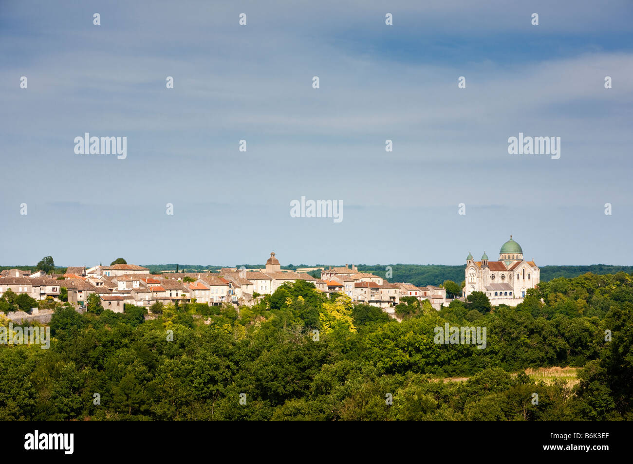 Die Martinskirche und die Stadt von Castelnau-Montratier im Lot, Südwesten, Frankreich, Europa Stockfoto