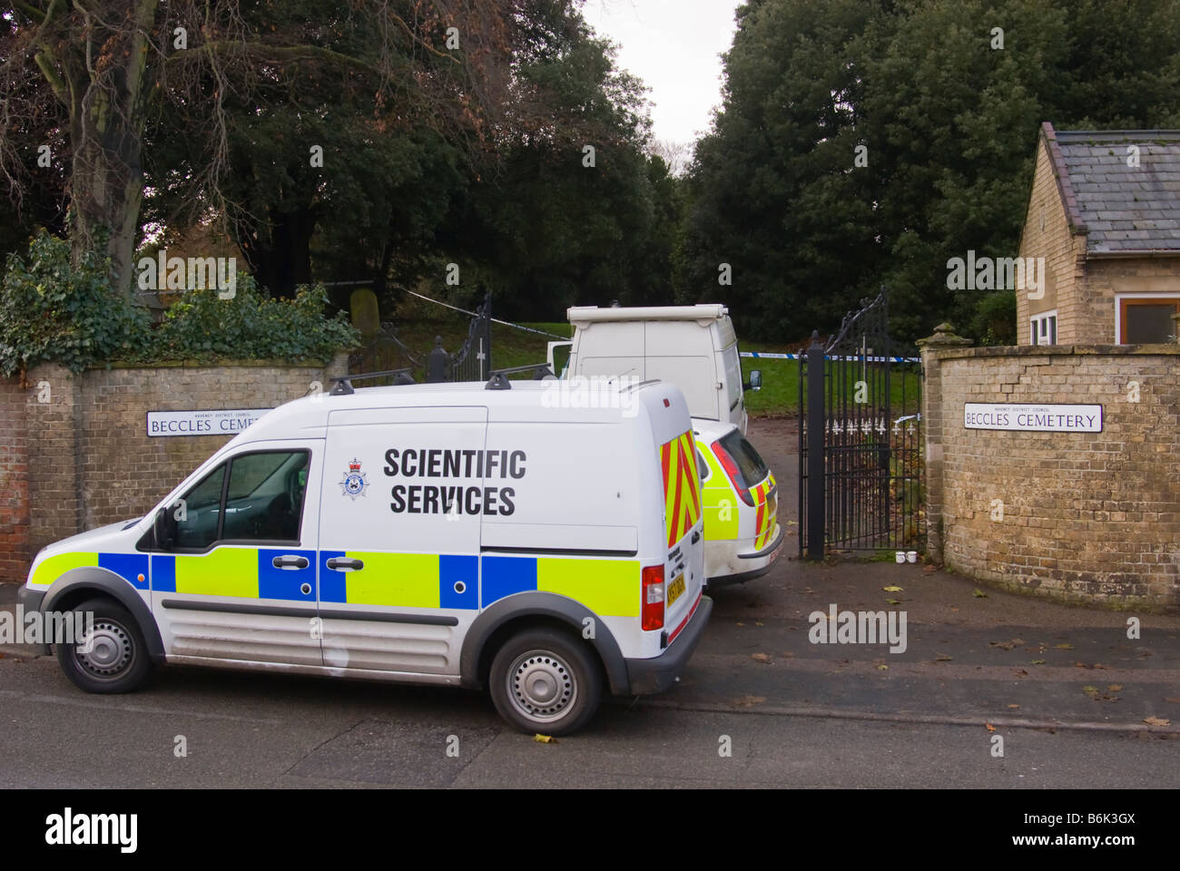 Polizei und forensische Offiziere auf Spurensuche nach ein in einem britischen Friedhof Verbrechen Stockfoto