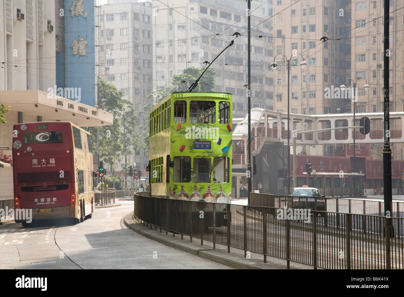 Taxi, Straßenbahn und Bus nebeneinander in Hong kong Stockfoto