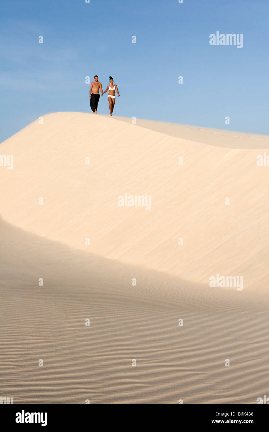 Paare, die am Strand Stockfoto