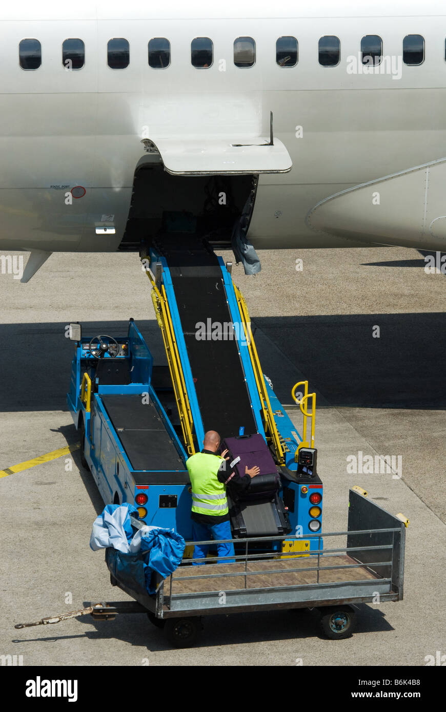 Koffer im Flugzeug auf dem Flughafen be Stockfotografie - Alamy