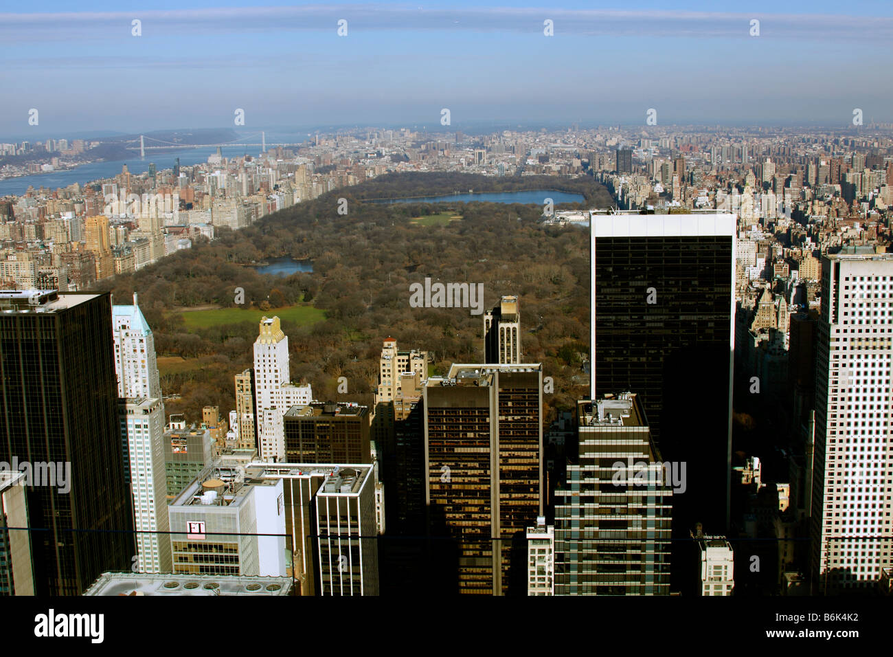 Blick nach Norden am Central Park und den umliegenden Gebieten, von der Top of the Rock Aussichtsplattform, New York City aus gesehen Stockfoto