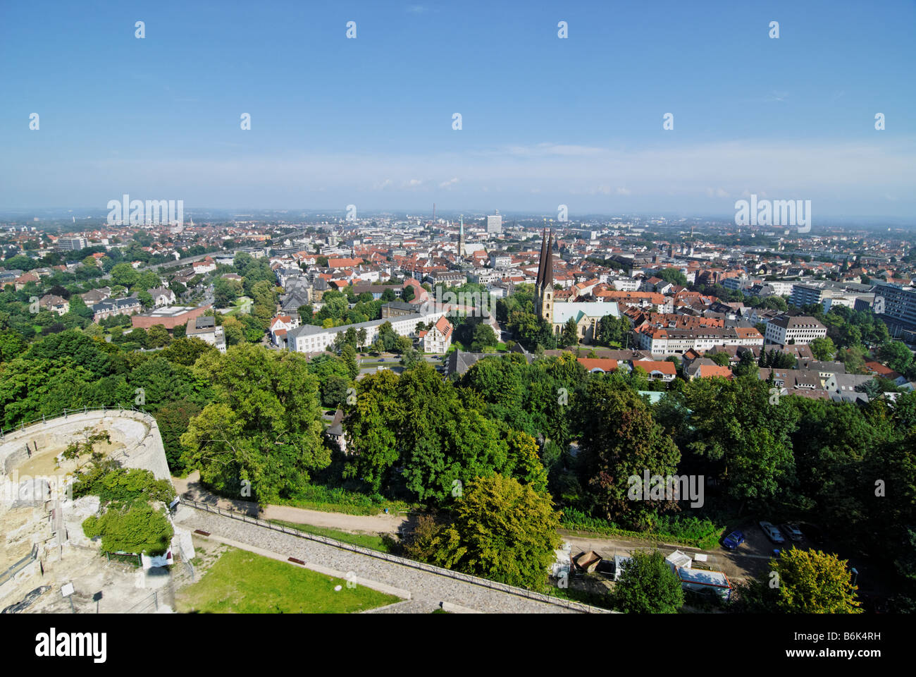Hohe Aussicht auf die Stadt Bielefeld und den Hof der Burg Bielefelder