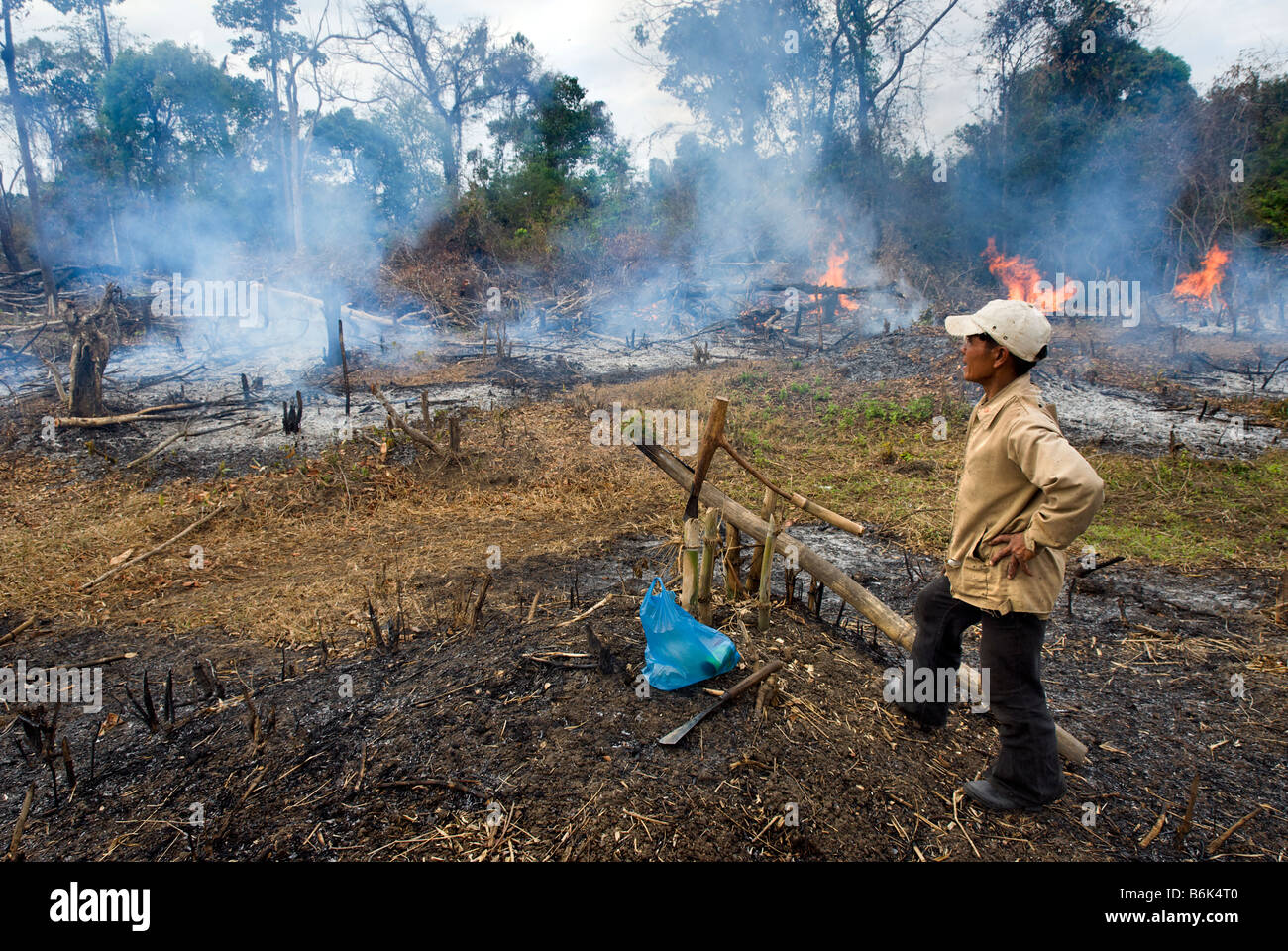 Man kontrolliert die Rodung des Waldes für die Landbewirtschaftung im ländlichen Süden Laos in Südostasien Stockfoto