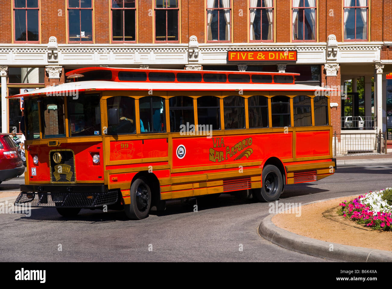 Rote Straßenbahn Downtown Rivercenter Bereich San Antonio TX Texas Southwestern SW Amerika amerikanische Vereinigte Staaten Stockfoto