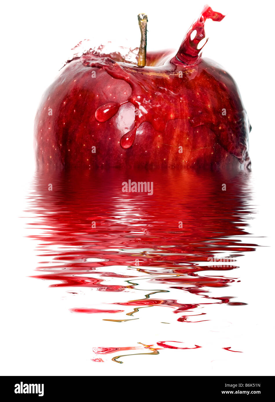 Spritzwasser nach unten auf einen Apfel mit Reflexion Stockfoto