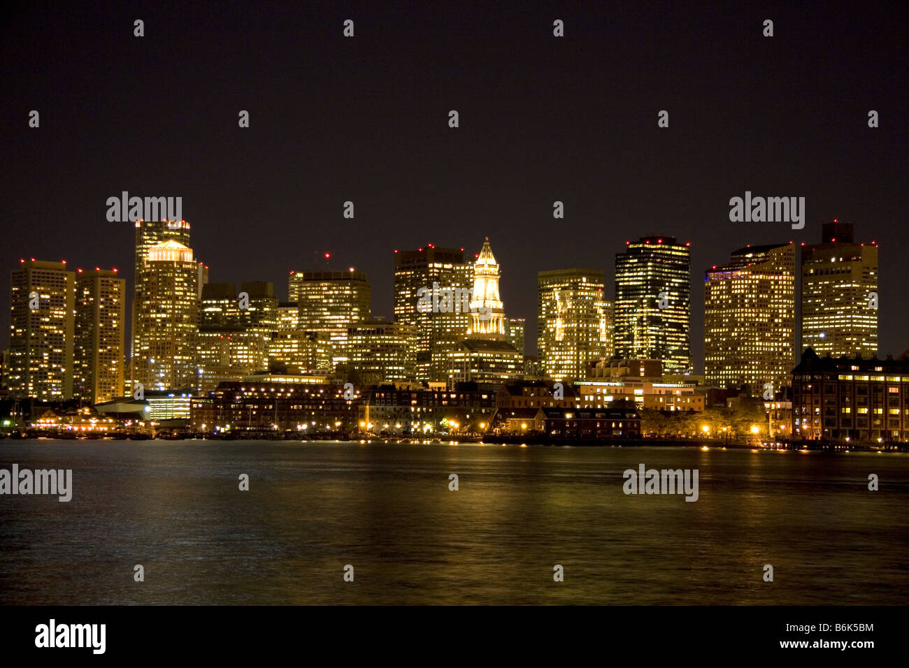 Boston Skyline bei Nacht, Massachusetts, USA Stockfoto