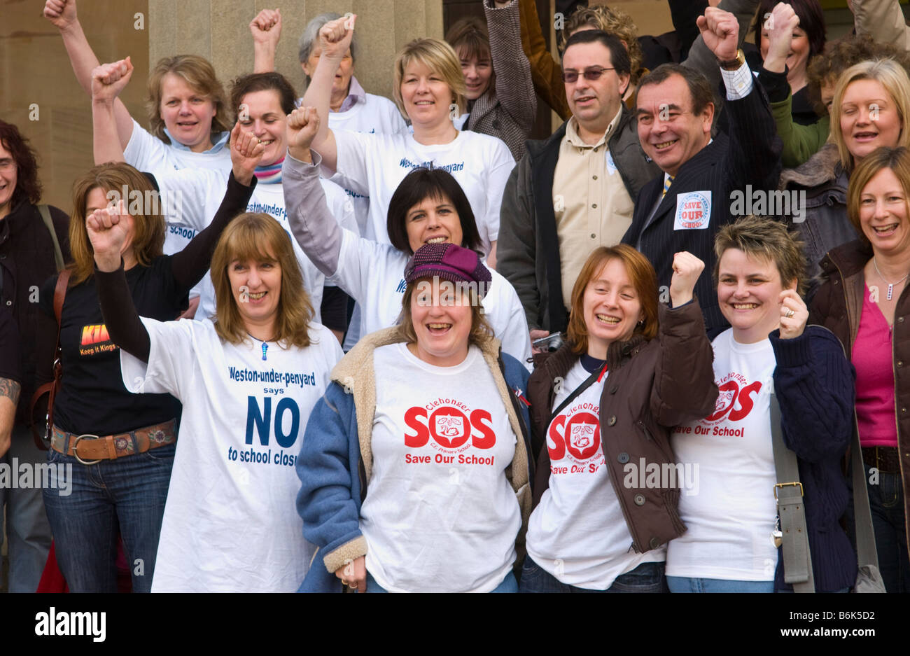 Mitglieder von den öffentlichen Protest außerhalb einer Ratsversammlung in Herefords Shirehall, Schließung von Schulen in der Grafschaft zu diskutieren Stockfoto