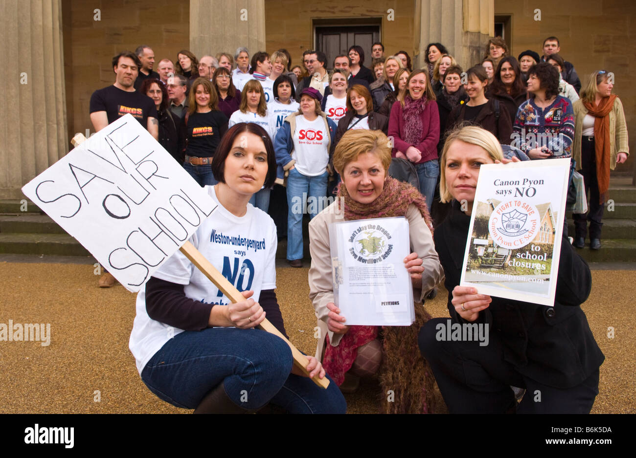 Mitglieder von den öffentlichen Protest außerhalb einer Ratsversammlung in Herefords Shirehall, Schließung von Schulen in der Grafschaft zu diskutieren Stockfoto