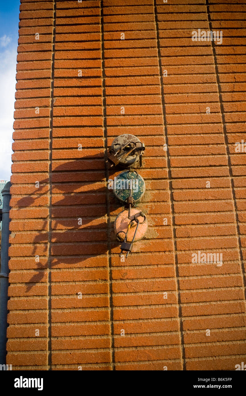 Angeschnittene Ärmel und verschlossene Rohre an der Außenseite eines Gebäudes im Stadtteil Greenpoint Brooklyn New York Stockfoto