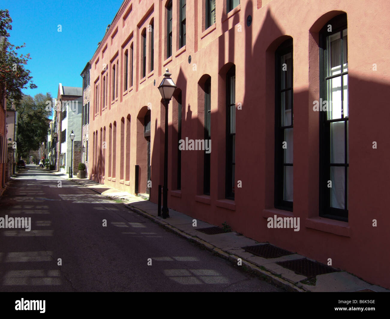Die Bürgersteige von Charleston, South Carolina, sind gefüllt mit kolonialen Häuser, die erhalten geblieben sind. Stockfoto