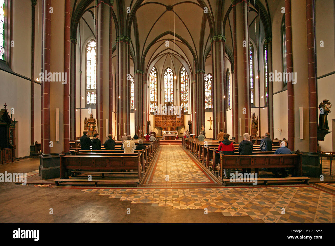 Kirche Innerhalb Innenraum einer kirche -Fotos und -Bildmaterial in hoher Auflösung – Alamy