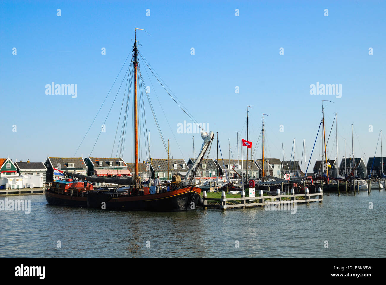 alte niederländische Häuser und Boote in Marken, ein kleines Dorf in der Nähe von Amsterdam Stockfoto