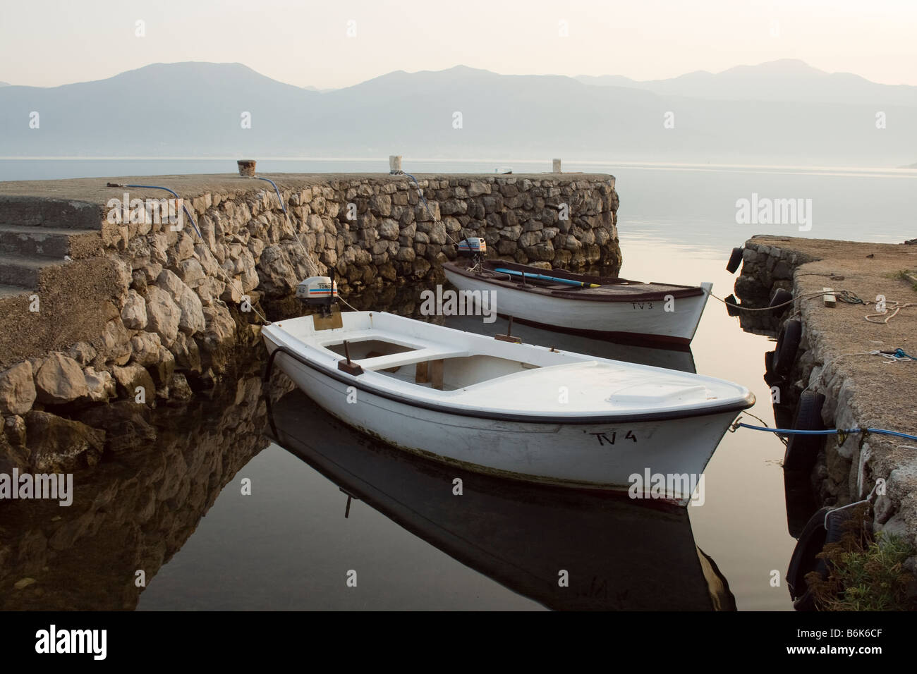 zwei hölzerne Boote in einer kleinen Bucht am Morgen, Kotor, Montenegro Stockfoto