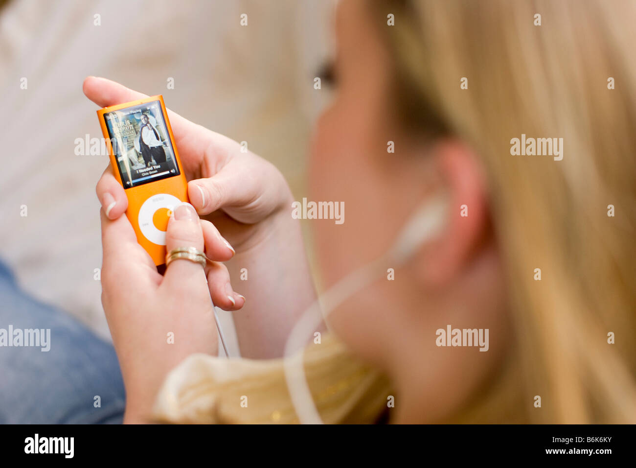 Mädchen hören auf "iPod" Stockfoto