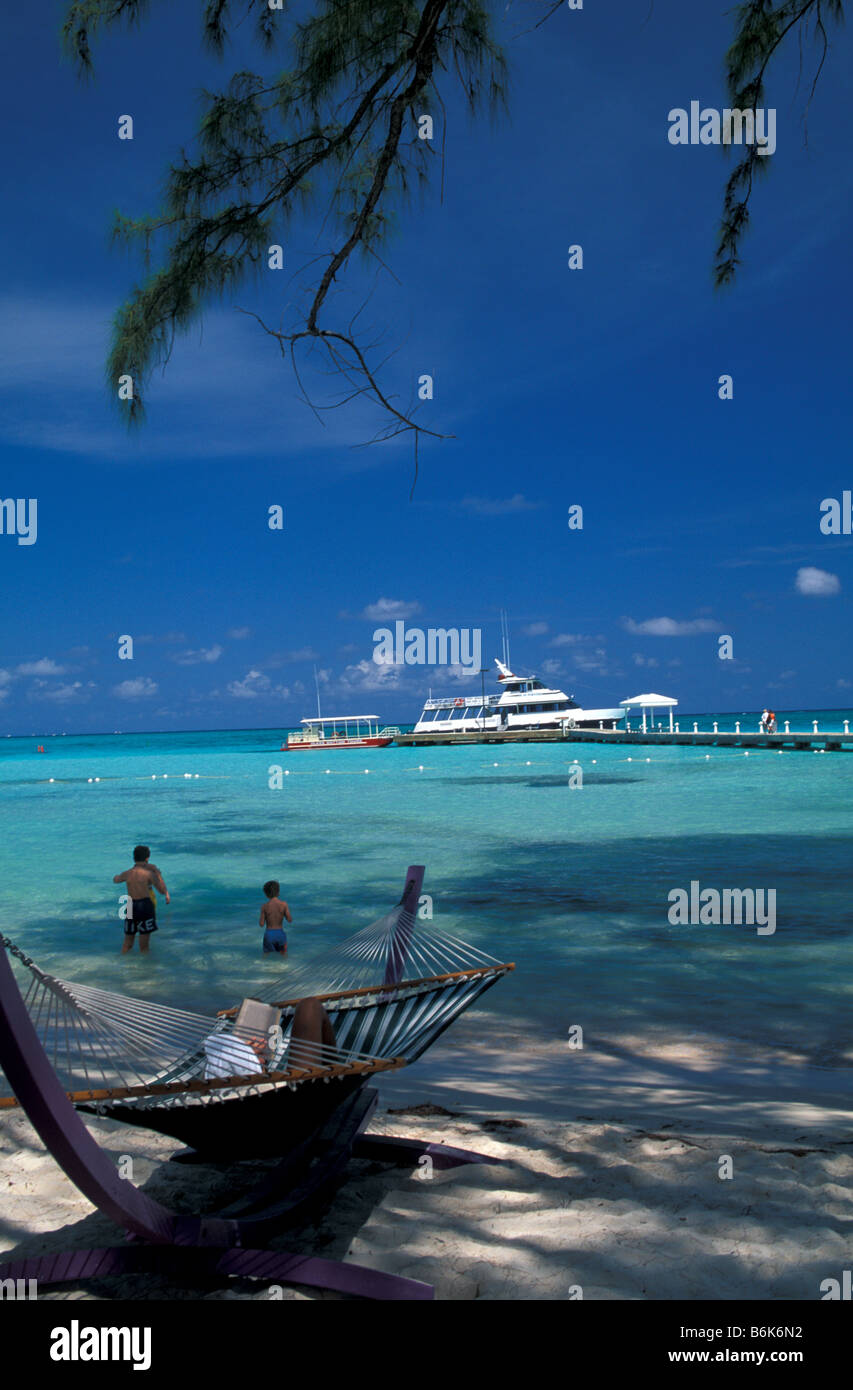 Docken Sie Rum Point Beach Club junge Familienurlaub Hängematte und Fähre Bootsfahrt Grand Cayman North Sound Ausflug stop Stockfoto