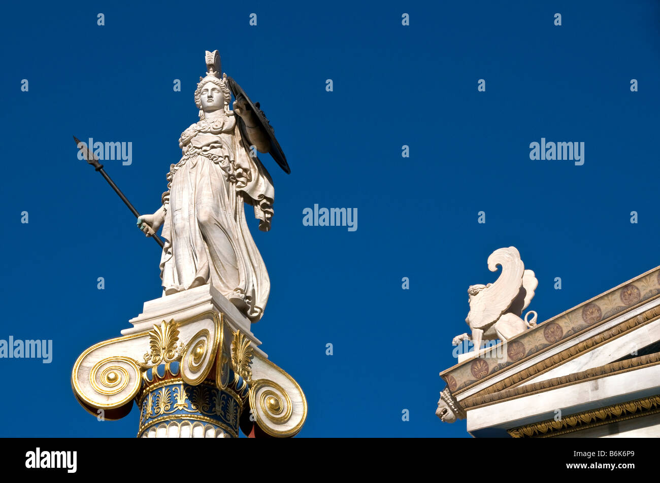 Marmorstatue der griechischen Göttin Athene mit Speer und Schild, auf der gegenüberliegenden Seite ein Sphynx: Athen, Griechenland Stockfoto