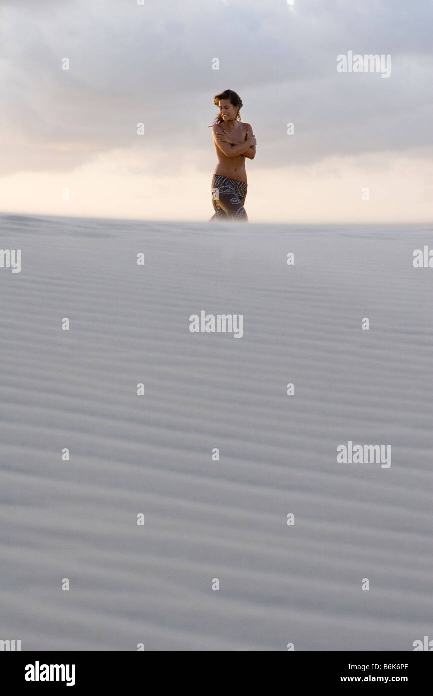 junges Mädchen mit einem Spaziergang durch die Dünen von Cumbuco Stockfoto