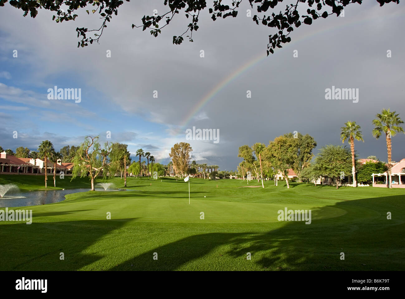Regenbogen Palm Desert in Kalifornien in der Nähe von Palm Springs CA Oasis Golf course horizontale regenbogenfarbenen schöne fairway Stockfoto