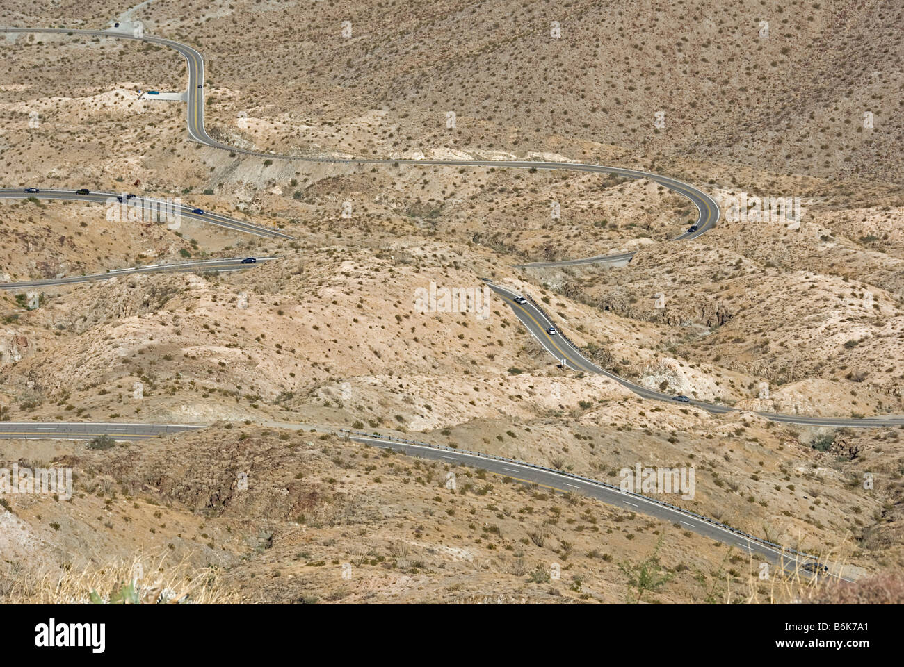 Palm Desert in Kalifornien in der Nähe von Palm Springs CA Landstraße 74 Klettern in den Santa Rosa Berg (Palmen, Kiefern-Autobahn) Stockfoto