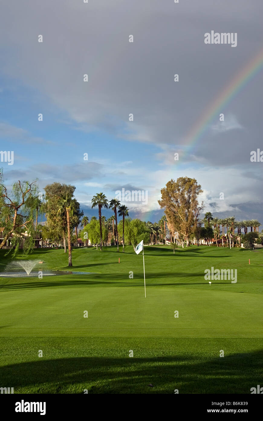 Regenbogen Palm Desert in Kalifornien in der Nähe von Palm Springs CA Oasis Golf course horizontale regenbogenfarbenen schöne fairway Stockfoto