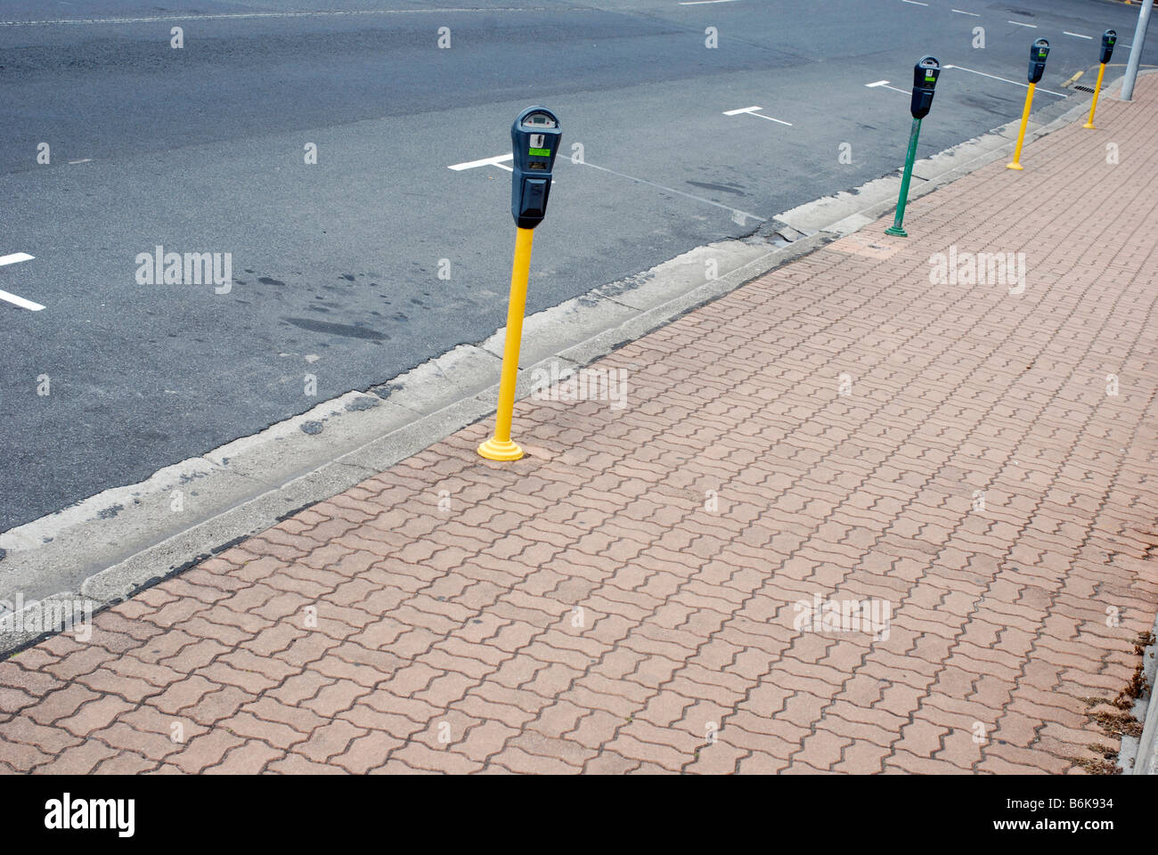 Ungenutzte Parkplätze mit Münze Meter in eine leere Stadt-Zentrum Stockfoto
