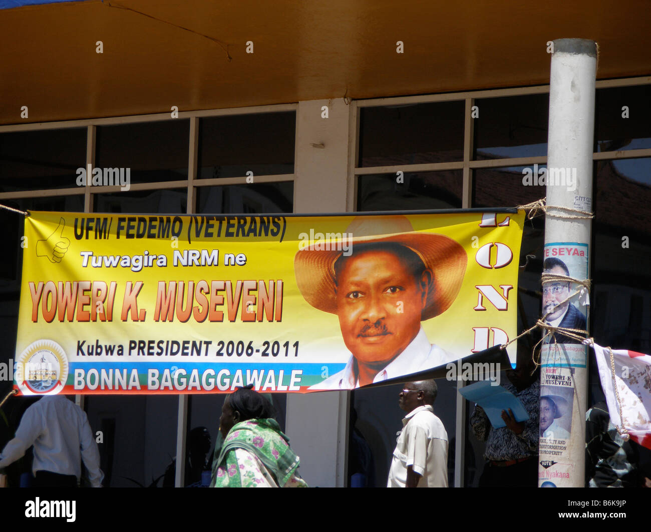 Präsidentschaftswahlen Kampagne Banner für Amtsinhaber Yoweri Kaguta Museveni, Kampala, Uganda Stockfoto