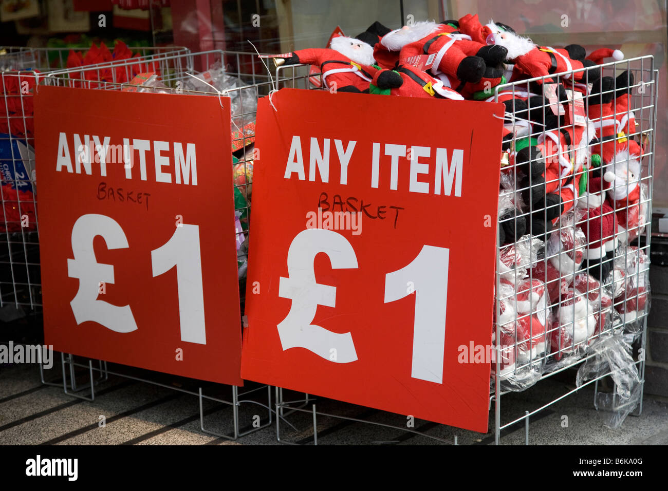 Derby High Street, Kreditklemme Rabatte Zeichen, Derbyshire, UK Stockfoto