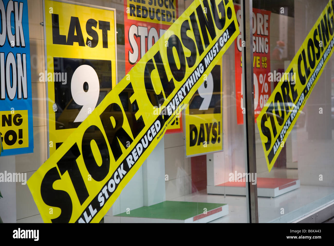 Schilder sagen, Dass "All Stock Reduciert", "Everything Must Go Store Closing" in Derby High Street, Credit Crunch Rabattschilder, Derbyshire, Großbritannien Stockfoto