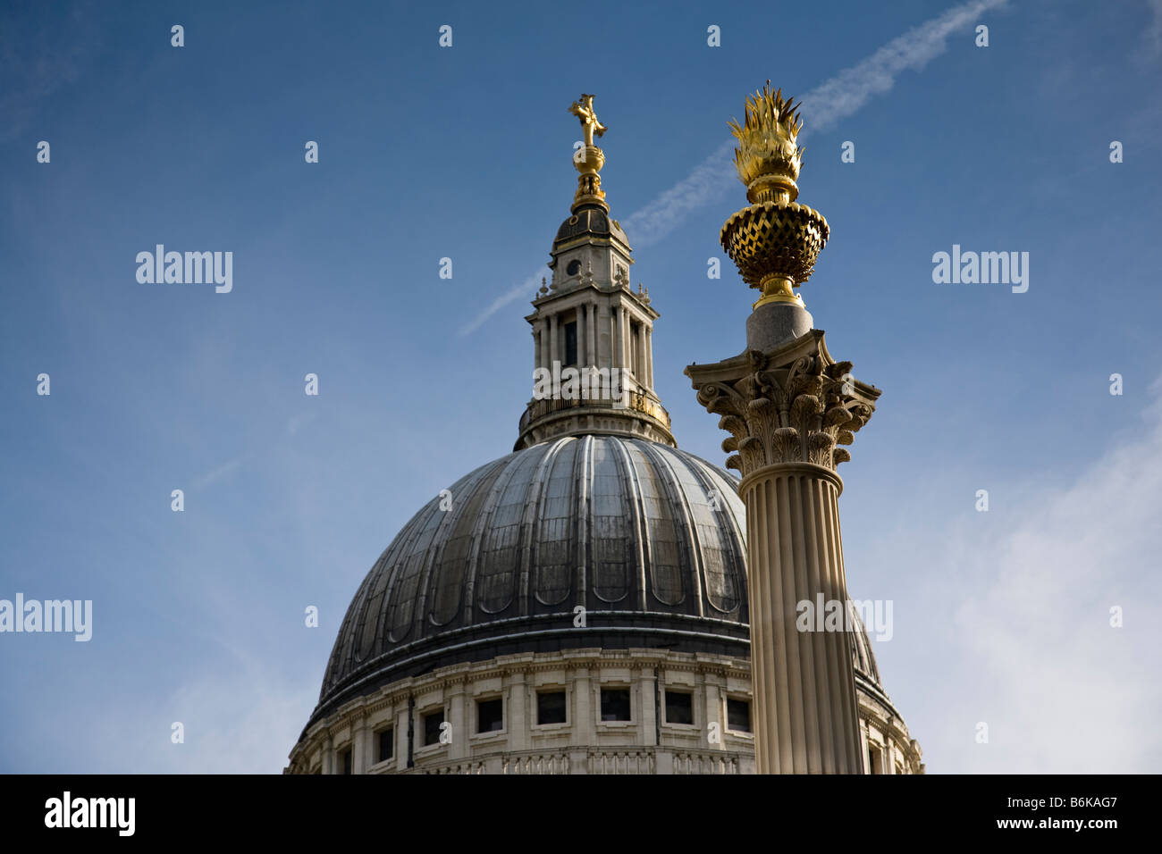 Die Kuppel der St. Pauls Cathedral, gegenübergestellt mit der Paternoster Square Spalte, London, England. Stockfoto