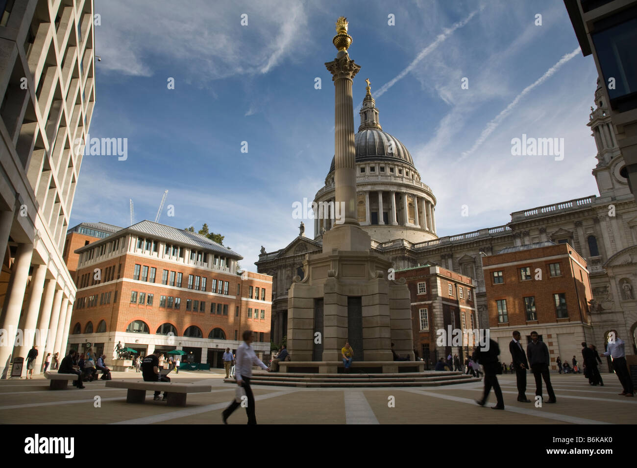 Paternoster Square mit der Kuppel von St. Paul in den Hintergrund & Paternoster Square Spalte im Vordergrund, London, England. Stockfoto
