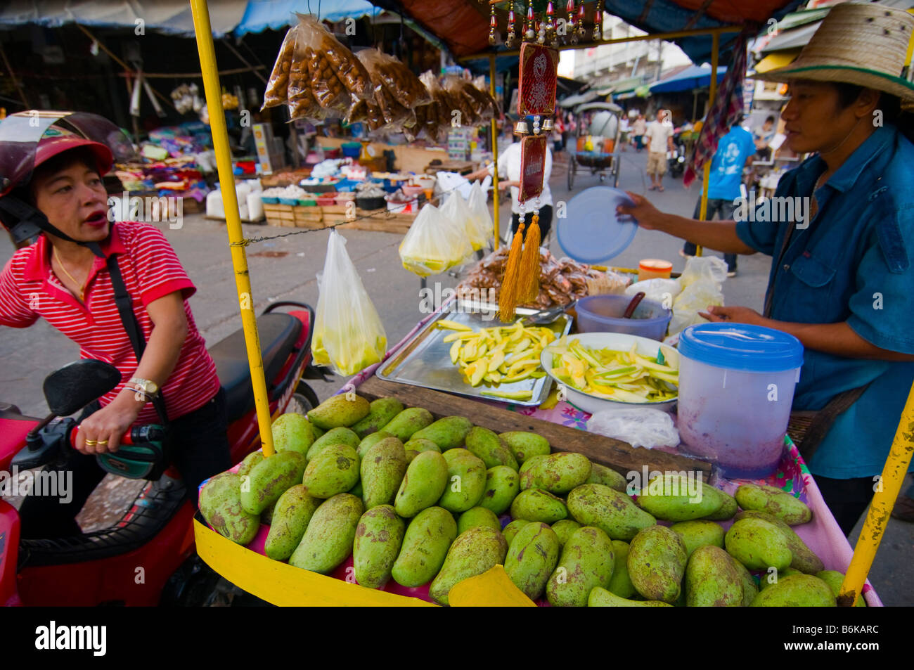 Weitwinkel von grüner Mango Verkäufer auf dem Markt von Mae Sot, Thailand Stockfoto