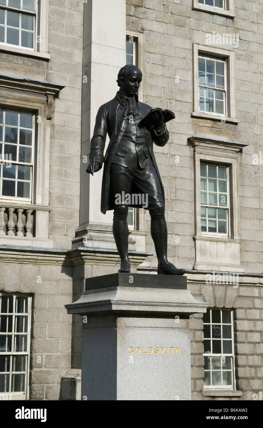 Oliver Goldsmith Statue außerhalb Trinity College, Dublin, Irland Stockfoto