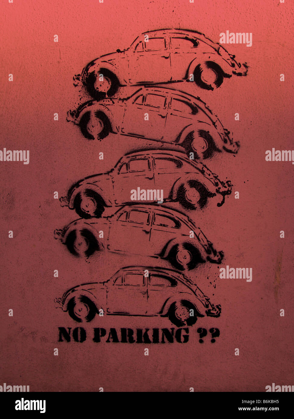VW Käfer Poster, Aufdruck an der Wand, kein Parkplatz. Problem Parken, mehrere Stockwerke, Parkplatz, übereinander, gestapelt, Fliegenplakat, Volkswagen, Auto. Stockfoto