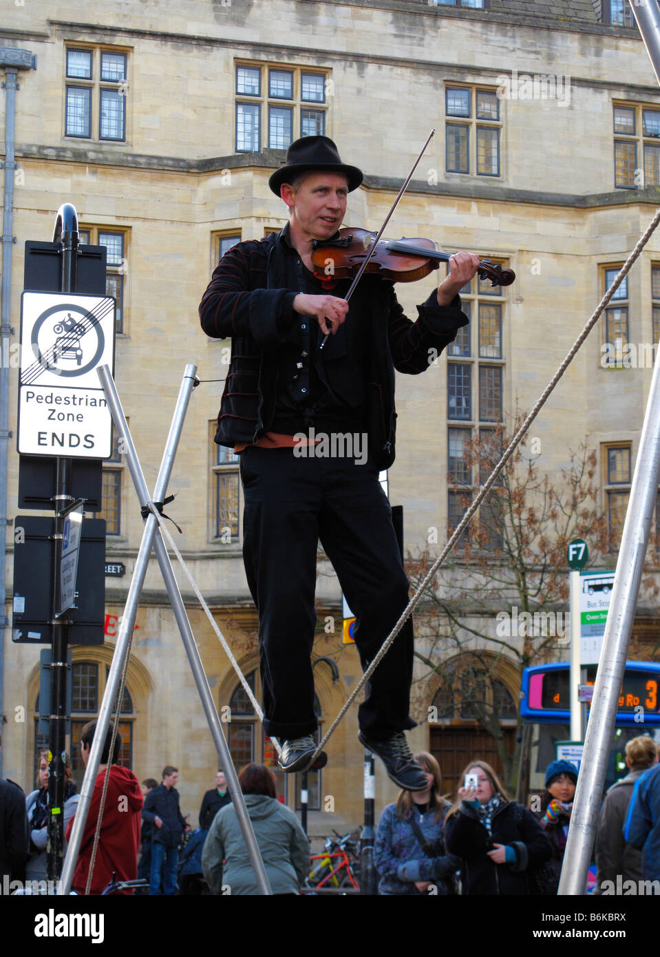 Fiedler auf einem Hochseil-Oxford 10 Stockfoto