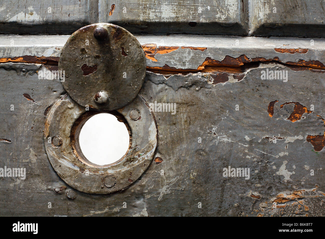 alten Guckloch in der Tür Gefängnis, Gefängnis von Sighet, Rumänien Stockfoto