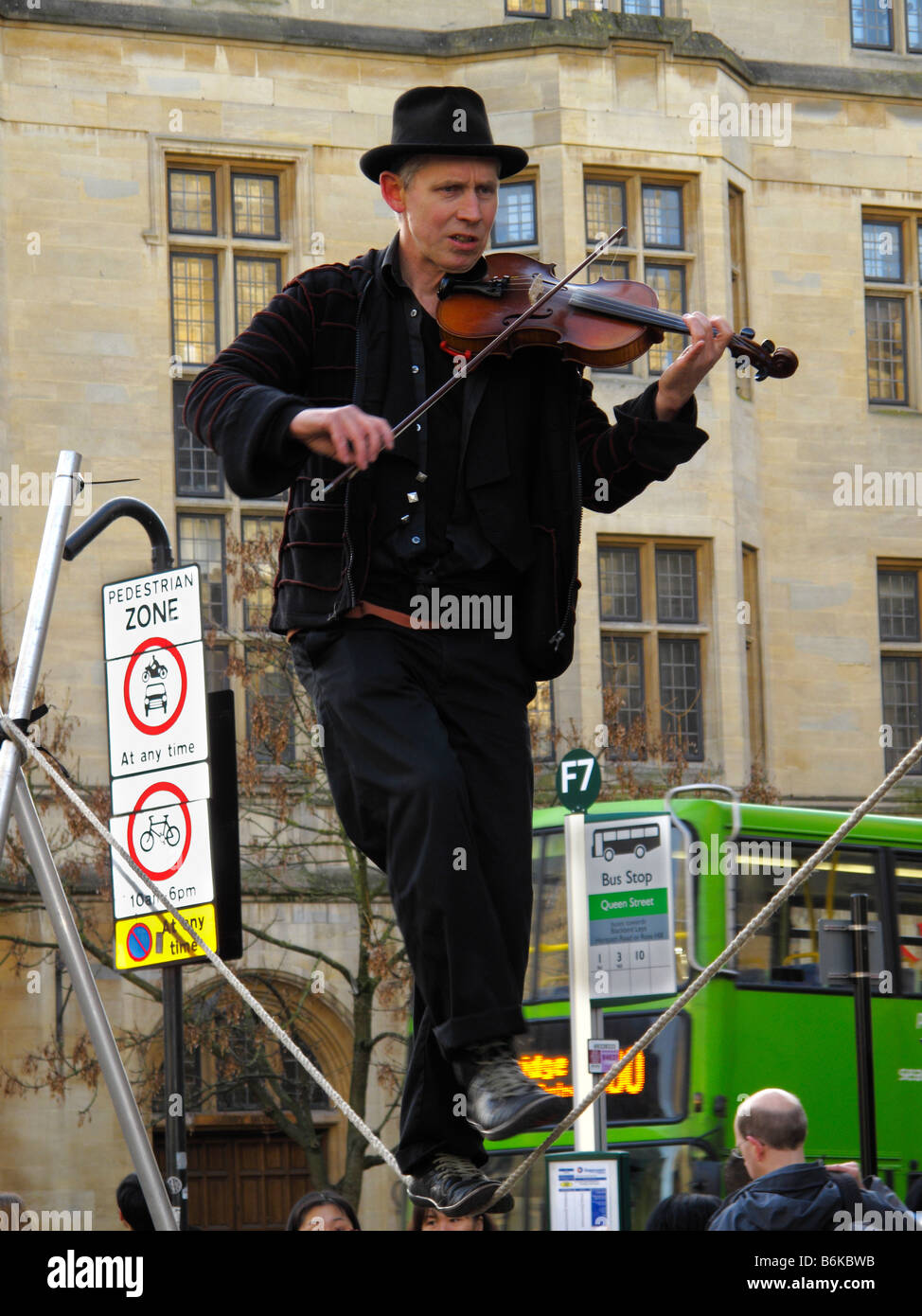 Fiedler auf einem Hochseil-Oxford 12 Stockfoto