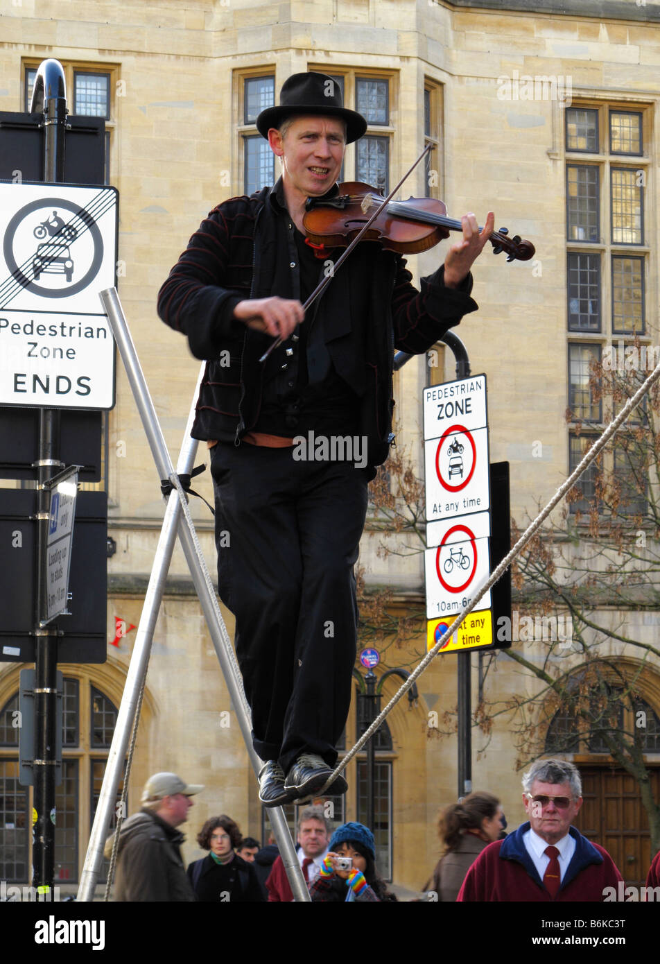 Fiedler auf einem Hochseil-Oxford 9 Stockfoto