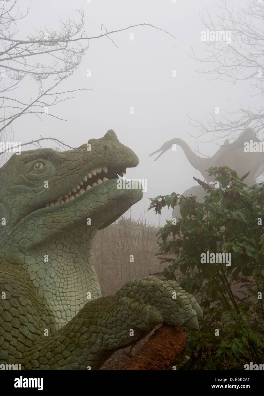 Dinosaurier im Nebel im Crystal Palace Park Stockfoto