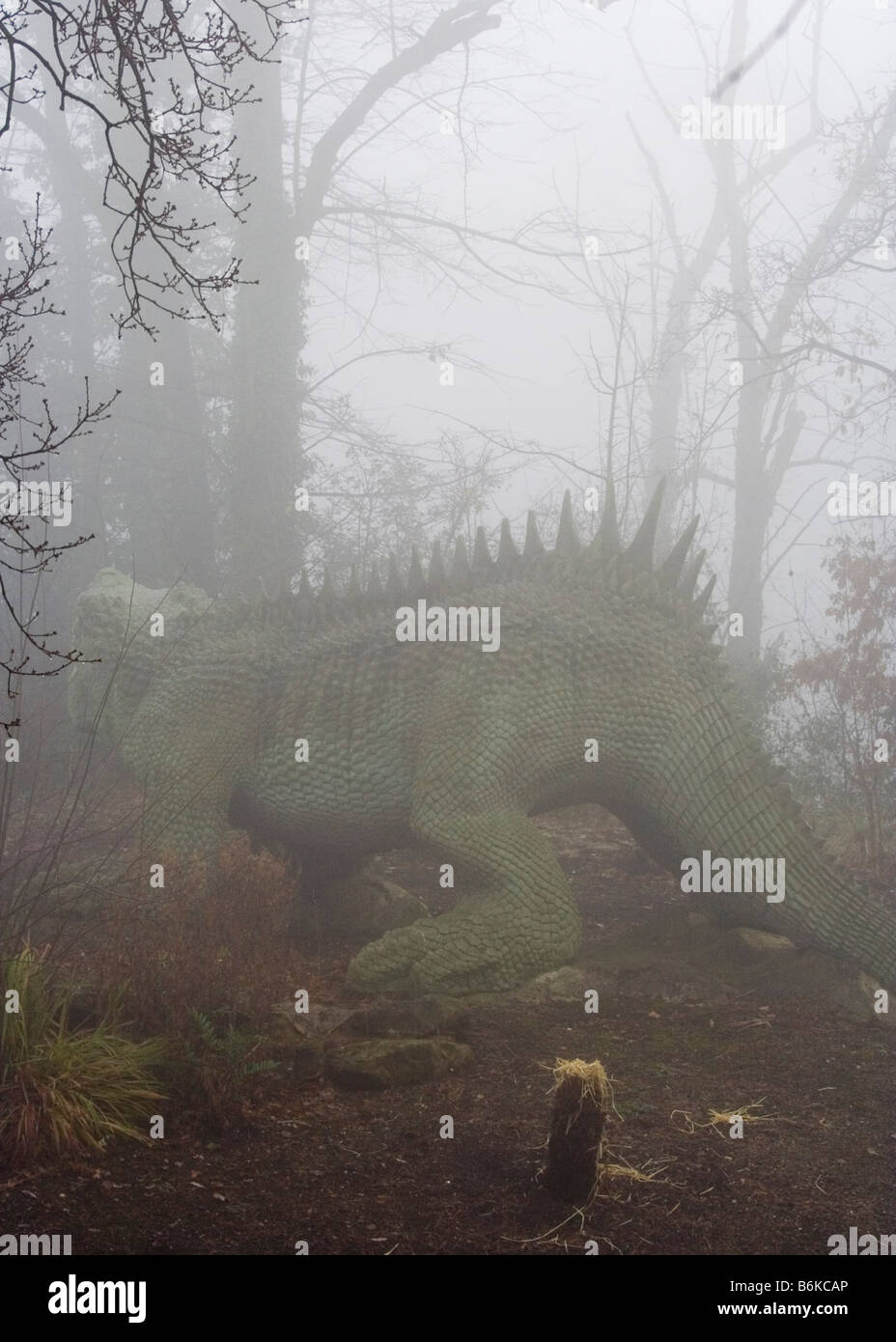 Dinosaurier im Nebel im Crystal Palace Park Stockfoto