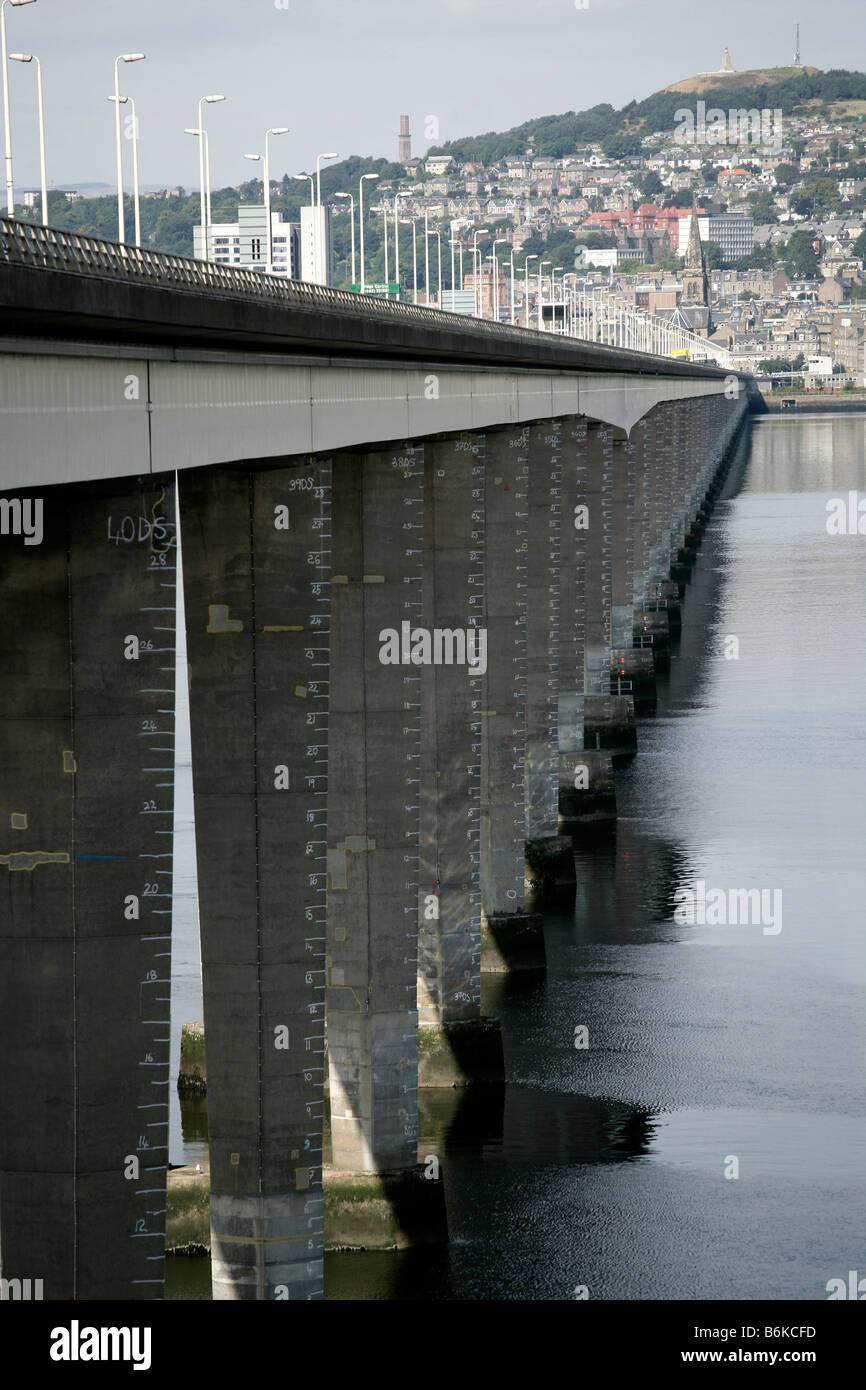 Stadt von Dundee, Schottland. Blick von Nord-westlich von William Fairhurst entworfen Tay Straßenbrücke über die Mündung des Flusses Tay. Stockfoto
