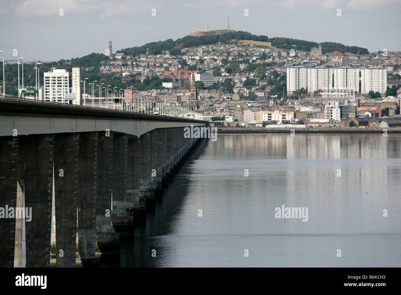 Stadt von Dundee, Schottland. Blick von Nord-westlich von William Fairhurst entworfen Tay Straßenbrücke über die Mündung des Flusses Tay. Stockfoto