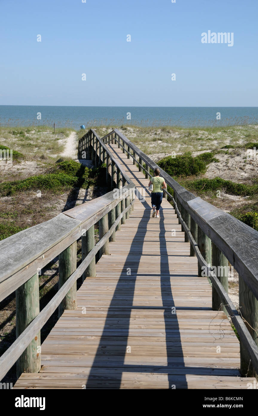 Holzsteg zum Strand Amelia Island Florida USA Stockfoto
