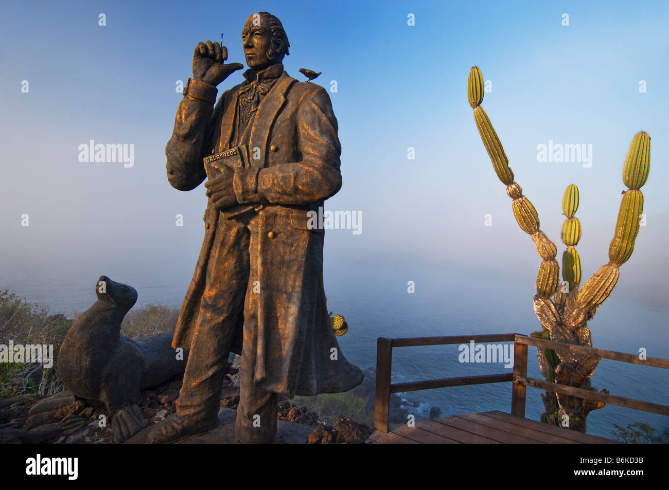 Charles Darwin Monument Statue Figur Denkmal ECUADOR SAN CRISTOBAL San Cristóbal im Nationalpark Galapagos-Inseln NP studieren h Stockfoto