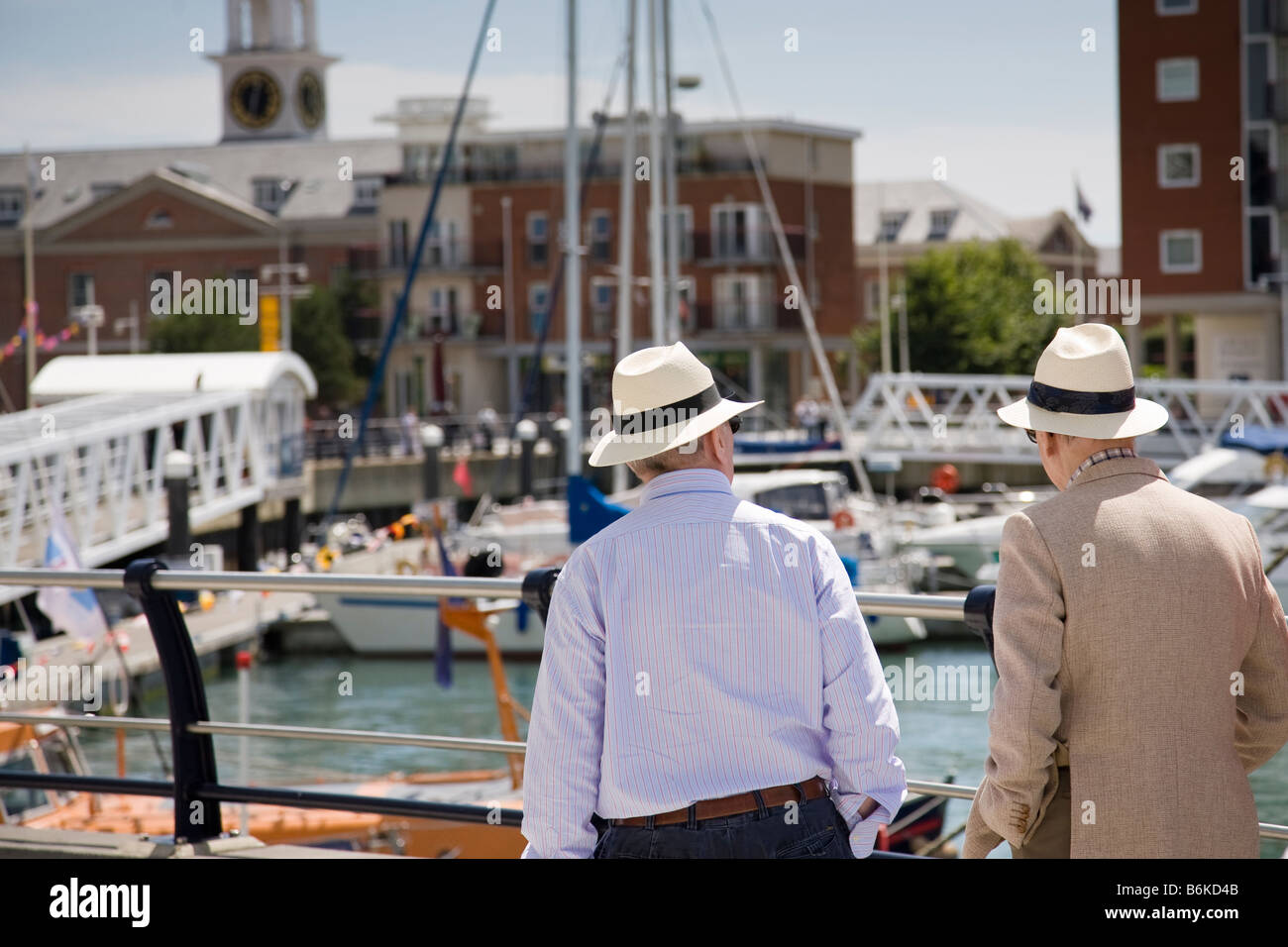 Zwei Herren schlendern in Gunwharf Quays, Portsmouth, England. Stockfoto