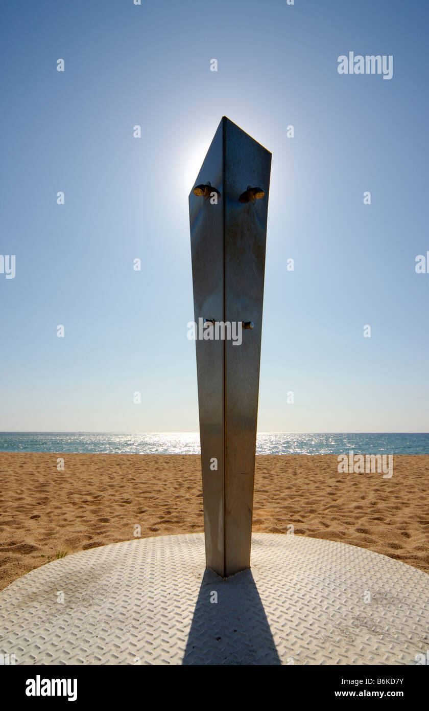 Metallische Dusche am leeren Strand Costa Brava in Spanien Stockfoto