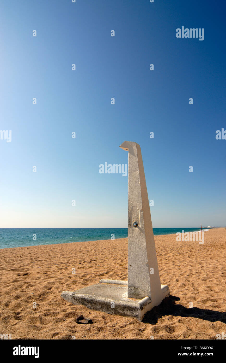 Dusche am leeren Strand Costa Brava in Spanien Stockfoto